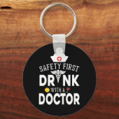 Sicherheit Erstes Trinken von Wein mit einem Arzt Schlüsselanhänger (Vorderseite)