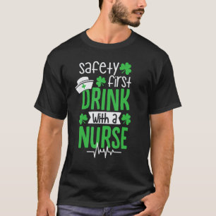 Sicherheit geht vor Trinke mit einem Krankenpflege T-Shirt