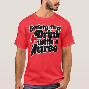 Sicherheit geht vor Trinken Sie mit einem Krankenp T-Shirt