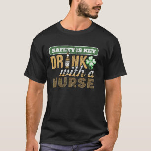 Sicherheit ist der Schlüssel Trinke mit einer Kran T-Shirt
