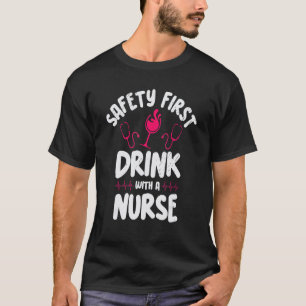 Sicherheit zuerst mit einer Krankenschwester Wein  T-Shirt