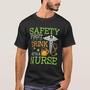 Sicherheit zuerst trinke mit einem Krankenpfleger- T-Shirt
