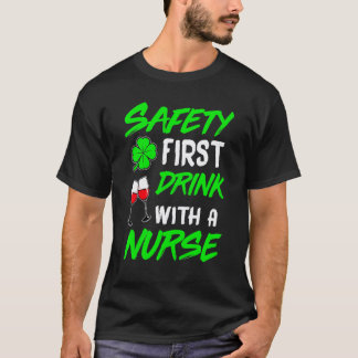 Sicherheit zuerst trinke mit einem Krankenpfleger T-Shirt