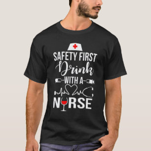 Sicherheit zuerst Trinke mit einem Krankenpfleger T-Shirt