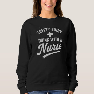 SICHERHEIT ZUERST + TRINKEN SIE MIT EINER Kranke Sweatshirt