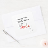 Sicherheit zuerst, trinken Sie mit einer Krankensc Quadratischer Aufkleber (Umschlag)