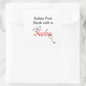 Sicherheit zuerst, trinken Sie mit einer Krankensc Quadratischer Aufkleber (Tasche)
