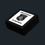 Sicherheitskiste mit dem Namen des Kindes Erinnerungskiste<br><div class="desc">Die Sake-Box zum Hochzeitsring mit dem Namen des Kindes. Personalisierte Kiste für den Träger. Niedliches Design mit zwei glänzenden Ringen und dem Namen des Paares. handliches Gehäuse mit Schildlogo.</div>
