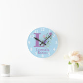 Sichern eines Blumendesigns mit Name & Initial Runde Wanduhr (Zuhause)
