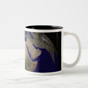 Sicht auf Afrika, Europa, den Nahen Osten und In Zweifarbige Tasse