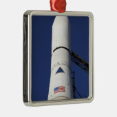 Sicht auf den Nasenkegel der Delta-IV-Rakete Silbernes Ornament (Rechts)