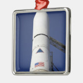 Sicht auf den Nasenkegel der Delta-IV-Rakete Silbernes Ornament (Links)