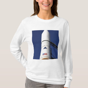 Sicht auf den Nasenkegel der Delta-IV-Rakete T-Shirt