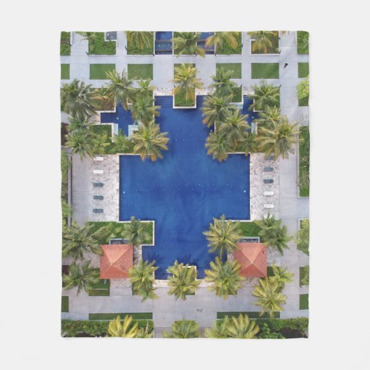 Sicht auf den Pool, umgeben von Palmen Fleecedecke (Vorderseite)