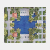 Sicht auf den Pool, umgeben von Palmen Fleecedecke (Vorderseite (Horizontal))
