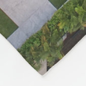 Sicht auf den Pool, umgeben von Palmen Fleecedecke (Ecke)