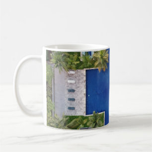 Sicht auf den Pool, umgeben von Palmen Kaffeetasse