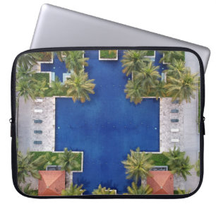 Sicht auf den Pool, umgeben von Palmen Laptopschutzhülle