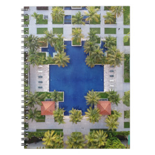 Sicht auf den Pool, umgeben von Palmen Notizblock