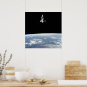 Sicht auf den Raumschiff Challenger über der Erde Poster (Küche)