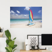 Sicht auf den Strand mit Segelboot Poster (Heimbüro)