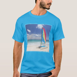Sicht auf den Strand mit Segelboot T-Shirt