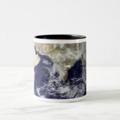 Sicht auf die Erde aus dem Weltall Zweifarbige Tasse (Mittel)