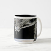 Sicht auf die Raumfähre-Entdeckung Zweifarbige Tasse (VorderseiteRechts)
