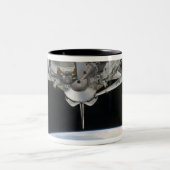 Sicht auf die Raumfähre-Entdeckung Zweifarbige Tasse (Mittel)