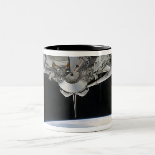 Sicht auf die Raumfähre-Entdeckung Zweifarbige Tasse (Mittel)