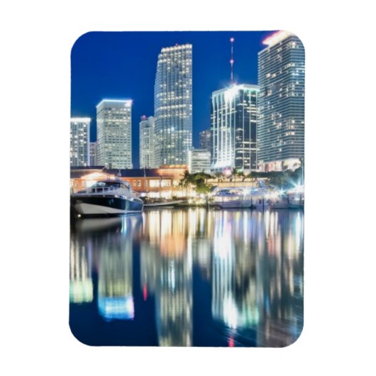 Sicht auf die Skyline mit Reflexion im Wasser, Mia Magnet (Vertikal)