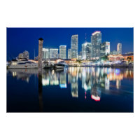Sicht auf die Skyline mit Reflexion im Wasser, Mia