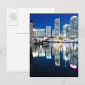 Sicht auf die Skyline mit Reflexion im Wasser, Mia Postkarte (Vorne/Hinten)