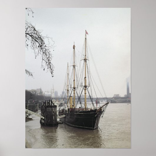 Sicht auf die Themse mit RRS Discovery Poster (Vorne)