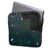 Sicht auf entfernte, schwache Galaxien zeigt junge Laptopschutzhülle (Vorderseite Links)