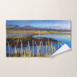 Sicht auf Saudarkrokur und Skagafjordur, Island Badhandtuch Set