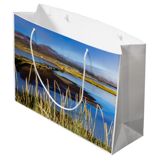 Sicht auf Saudarkrokur und Skagafjordur, Island Große Geschenktüte (Rückseite Schrägansicht)