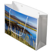 Sicht auf Saudarkrokur und Skagafjordur, Island Große Geschenktüte (Vorderseite Schrägansicht)