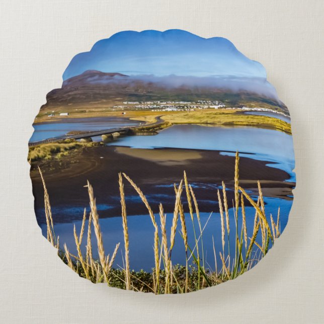 Sicht auf Saudarkrokur und Skagafjordur, Island Rundes Kissen (Vorderseite)