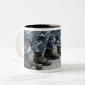 Sicht auf Segler Zweifarbige Tasse (Vorderseite Links)