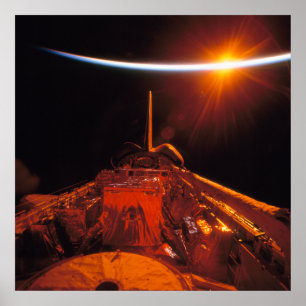 Sicht auf Sonnenuntergang vom Space Shuttle Discov Poster