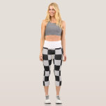 Sichtbare Schwarz-Weiß-Quadrate oder CUSTOM-FARBE Capri Leggings<br><div class="desc">Kacheln aus karierten quadratischen Fliesen mit monoton-grauem Stil in klassischem Muster mit Crosshatched-Effekt! Oder passen Sie die Farbe an! Passen Sie die Hintergrundfarbe dieses Designs an! Um die eigene Hintergrundfarbe auszuwählen, klicken Sie auf die blaue Schaltfläche "Design bearbeiten". Suchen Sie im Designbereich auf der links Bildschirmseite nach dem Ebenenfeld. Klicken...</div>