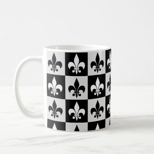 Sichtbares Schwarz-weißes Fleur-De-Lis-Muster Kaffeetasse (Links)