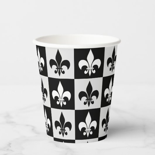 Sichtbares Schwarz-weißes Fleur-De-Lis-Muster Pappbecher (Vorderseite)