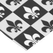 Sichtbares Schwarz-weißes Fleur-De-Lis-Muster Tischdecke (Schrägansicht)
