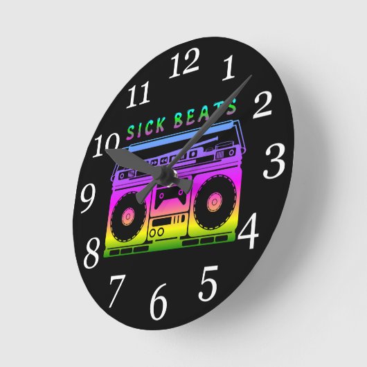 Sick Beats 80's Stereo Runde Wanduhr (Winkel)