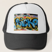 Sicko-Graffiti auf der strukturierten Wand Truckerkappe (Vorderseite)