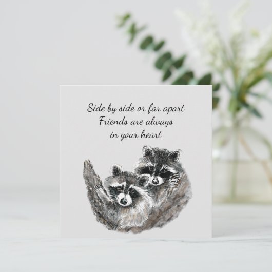 Side by Side oder Far Apart Friends Quote Raccoon Karte (Stehend Vorderseite)