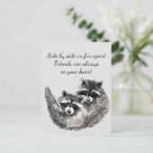 Side by Side oder Far Apart Friends Quote Raccoon Postkarte (Stehend Vorderseite)