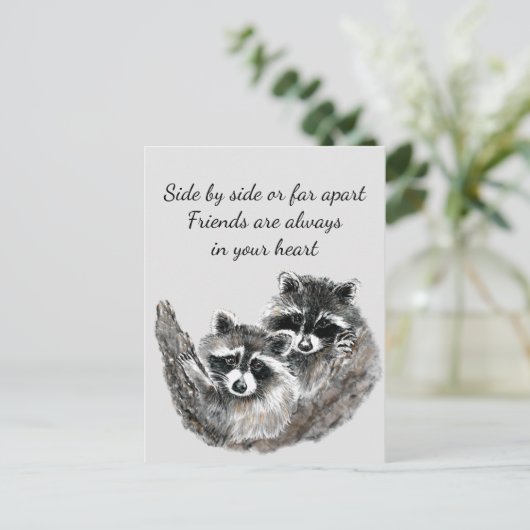 Side by Side oder Far Apart Friends Quote Raccoon Postkarte (Stehend Vorderseite)